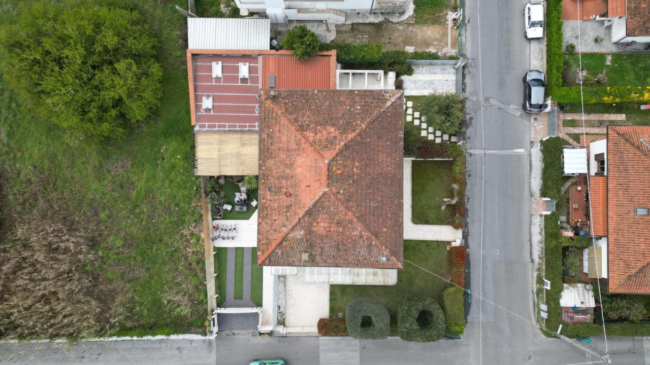 Отель La Brise Марина-ди-Пьетрасанта Экстерьер фото